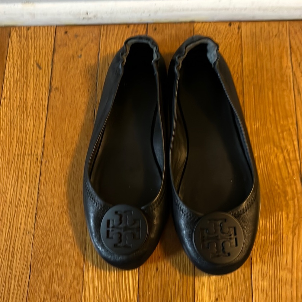 Black barely worn flats Tory Burch I can include the box and bag